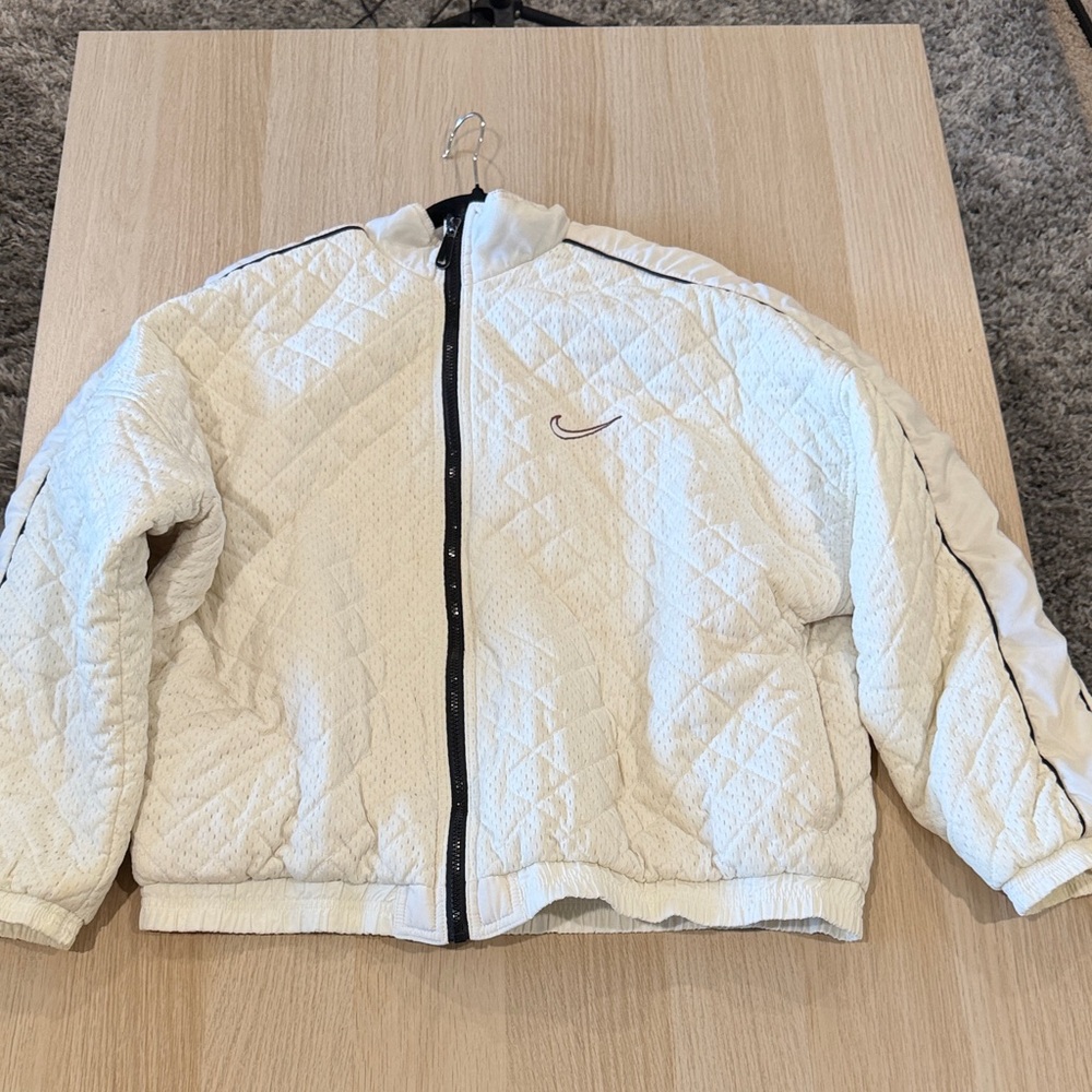 Nike White Quilted Jacket. Kids Size Large 12-14. 100% Nylon Body